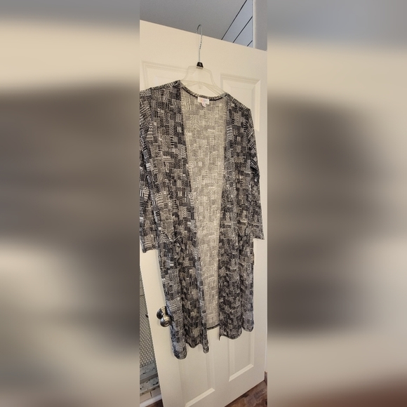NWT Lularoe Sarah Long Layering White & Black Print Cardigan Size M - Picture 2 of 7